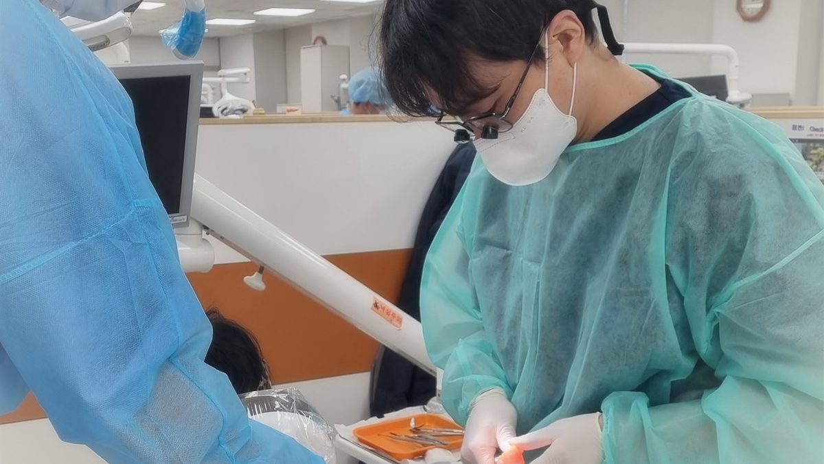 연세더튼튼치과 임플란트 수술 전 기구 세팅 장면