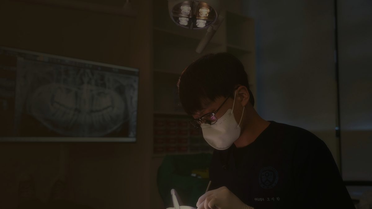 연세더튼튼치과 진료실, 영상 판독과 상담이 이루어지는 공간