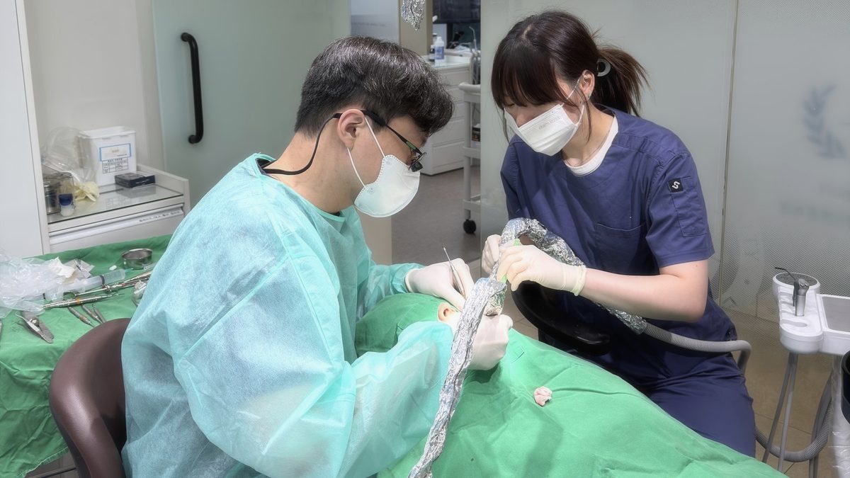 연세더튼튼치과 수술실, 임플란트 식립을 위한 정돈된 진료 환경