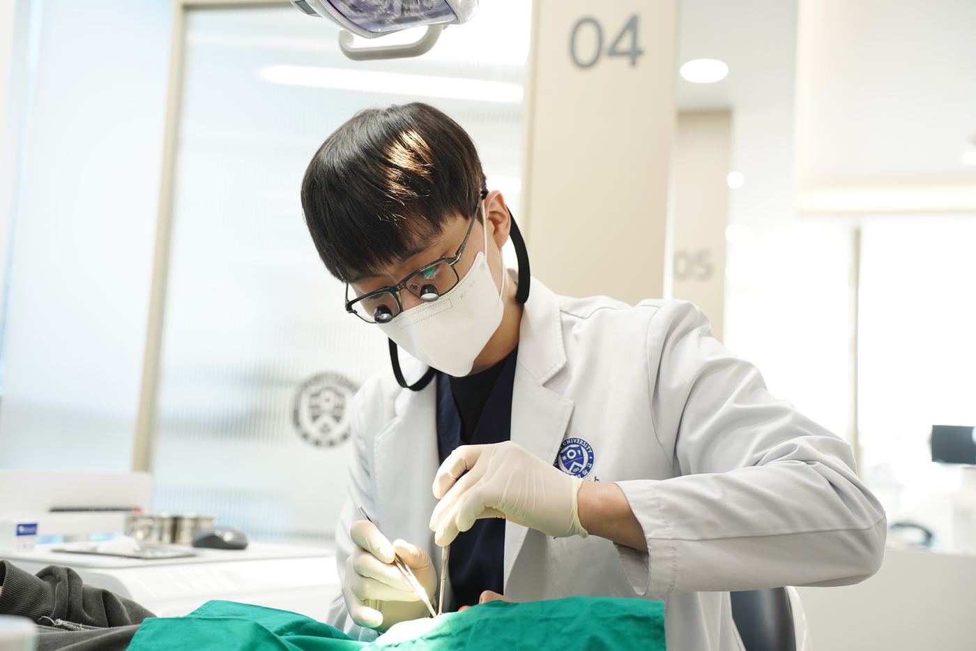 진료에 집중하는 연세더튼튼치과 원장