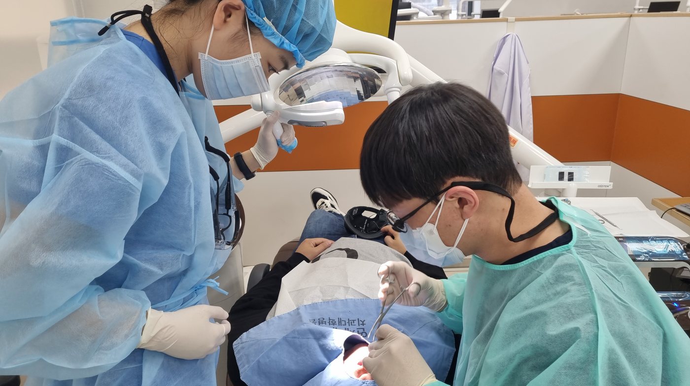 연세더튼튼치과 협진 치료 장면 — 전문의와 의료진이 함께 진행하는 진료