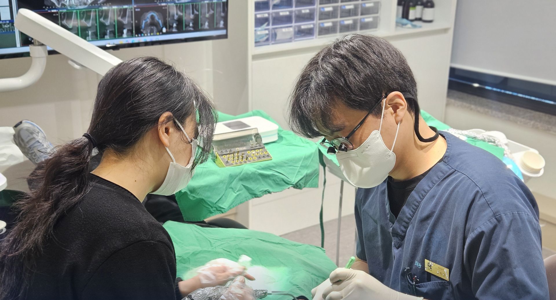 실시간 영상을 확인하며 진행하는 연세더튼튼치과 임플란트 수술 현장