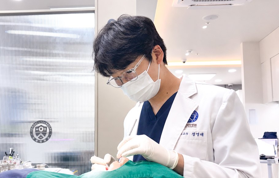 진료 중인 연세더튼튼치과 정영태 원장