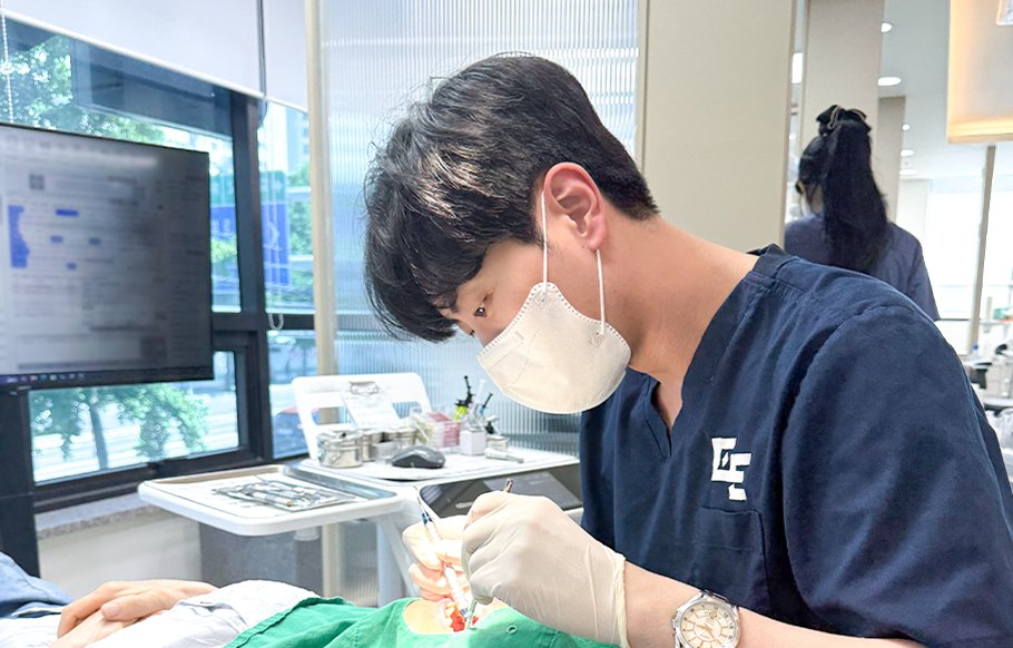 진료 중인 연세더튼튼치과 김정엽 원장