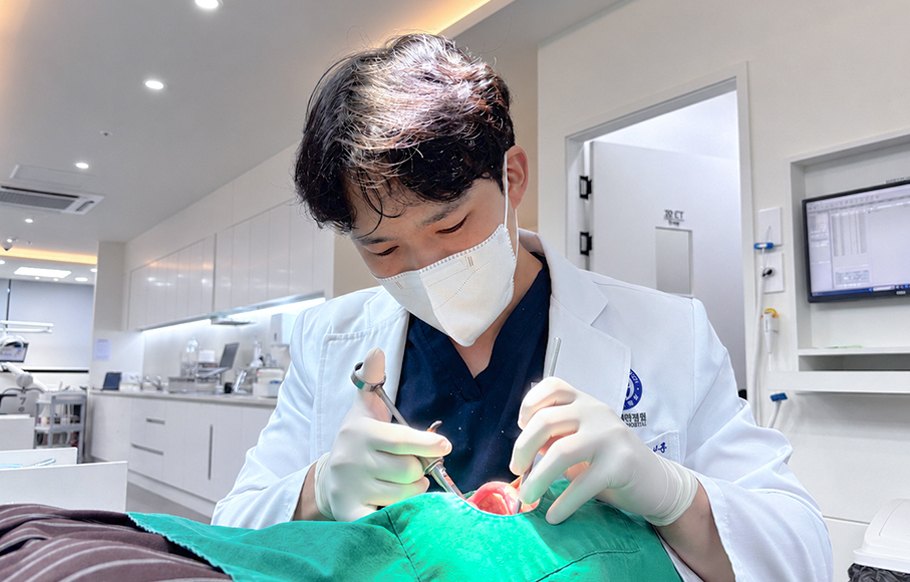 진료 중인 연세더튼튼치과 박성훈 원장